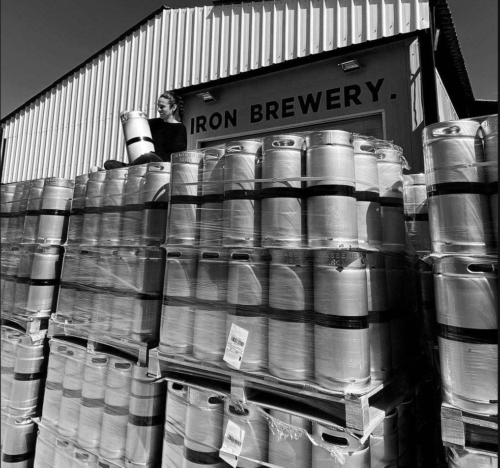 Rangées de fûts inox devant l’atelier Iron Brewery