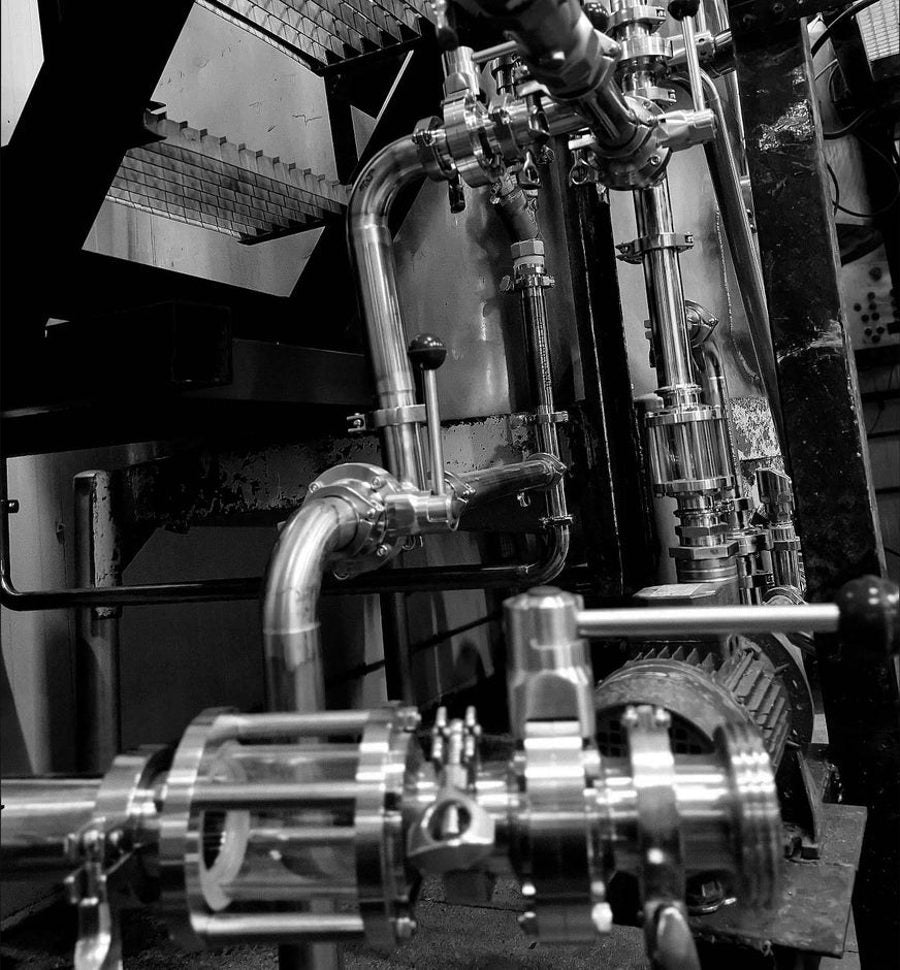 Vannes, pompe et tuyauteries inox de la salle de brassage Iron